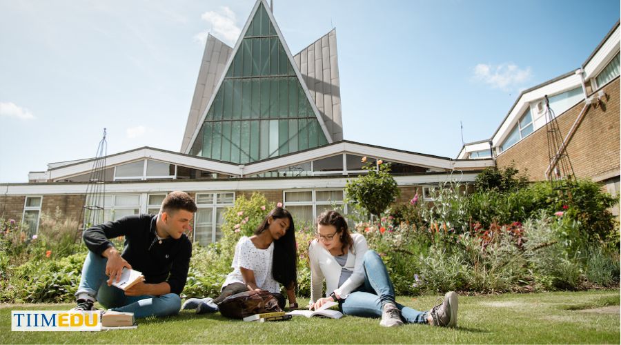 Học phí tại Canterbury Christ Church University